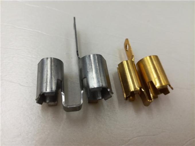 Dados de formación de cobre amarillo del metal que sellan las piezas que clavan la pequeña red dentro de útiles del montaje 1