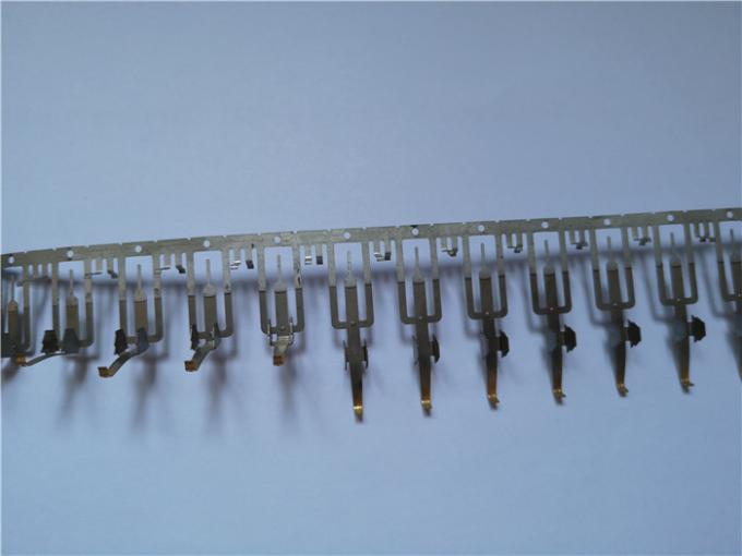 El metal de cobre blanco de la conexión que sella las piezas, tirando del conductor electrónico arrastra el proceso de la parte 0