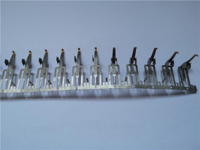 El metal de cobre blanco de la conexión que sella las piezas, tirando del conductor electrónico arrastra el proceso de la parte 1