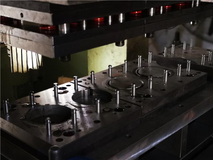 La prensa muy eficiente equipa el metal que sella la producción de las piezas de componentes presionados y doblados 0