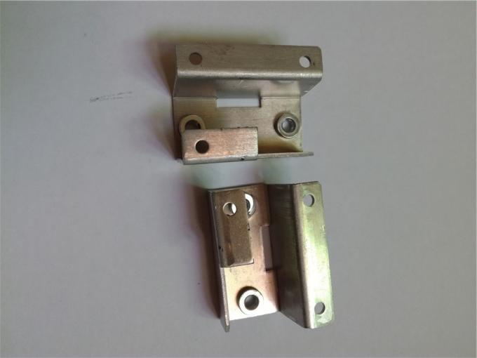 Pieza estampada en frío progresiva de la aleación de aluminio, dados de doblez de la prensa del metal del disipador de calor que clavan dos tornillos 0