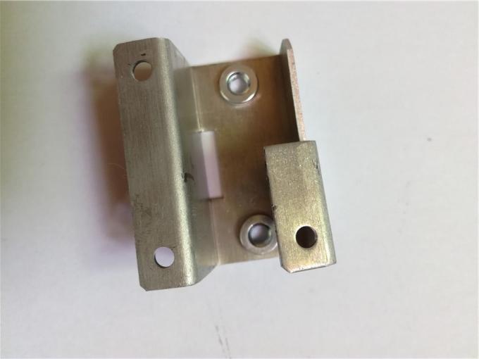 Pieza estampada en frío progresiva de la aleación de aluminio, dados de doblez de la prensa del metal del disipador de calor que clavan dos tornillos 1
