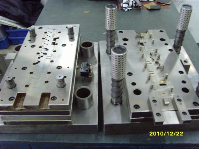 Troqueles estampadores del metal de los bloques de terminales, partes de acero selladas con la manera de Progrssive 0